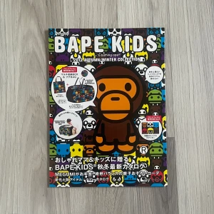 Bape Kids E-mook 2012 - Sällsynt Bape Kids Tidning från 2011 med Stickers. Nice att ha som dekoration i sitt rum på bord, hylla, etc. Några stickers är använda men finns en hel del kvar, se andra och 3dje bilden. Samfraktar gärna, se mina andra annonser ✌️