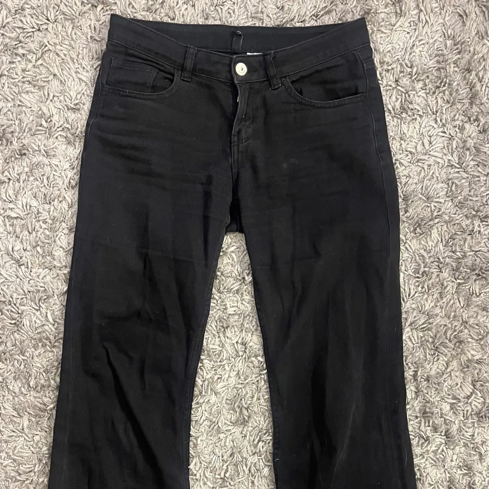 Svarta jeans från H&M, nypris 400kr. Säljs inte längre. Säljer pga för stora, de är i bra skick, just nu lite skrynkliga eftersom de inte används. . Jeans & Byxor.