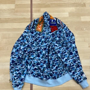 Bape blå hoddie - Storlek M 7/10 skick andvända aldrig Pris kan diskuteras 