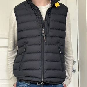 Parajumper väst - Säljer nu min parajumper väst då jag inte använder den längre. Västen är i fint skick. Tveka inte på att höra av dig om du har frågor. Priset är diskuterbart !