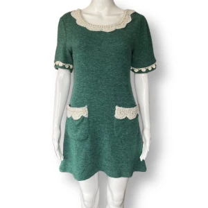 Ullklänning  - I fint skick, ullmaterial! 65% ull & 35% akryl. Från Pussycat London, storlek S. Dockan använder XS. MÅTT: Axel till axel 43cm, ärmlängd 24cm, armhåla till armhåla 45cm & längd 80cm 