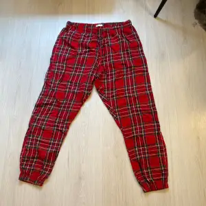 Röda pyjamasbyxor 