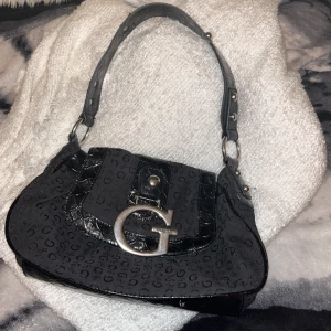 Guess handväska - Jättebra skick, använt ett fåtal gånger. Inga märkbara skador. Priset kan diskuteras, skriv för bild osv.