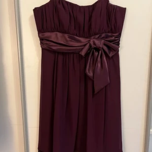 Lila satin klänning  - Säljer denna klänningen i lila satin. Skulle kunna tro att den är i s, liten m storlek. Använd endast 1 gång. Köpt för något år sedan runt 3000kr. Hör gärna av dig vid fler bilder 