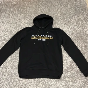 Balmain hoodie  - Säljer min balmain hoodie då jag inte har någon användning av den längre , pris kan diskuteras, tröjan är i ny skick