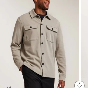 Overshirt - Jag säljer denna helt oanvända overshirt(lappen kvar på tröjan) då sen aldrig har kommit till användning. Går ner i precis en del för att få den såld. Skriv vid funderingar eller fler bilder. Inköpt för 500 kr på nlyman