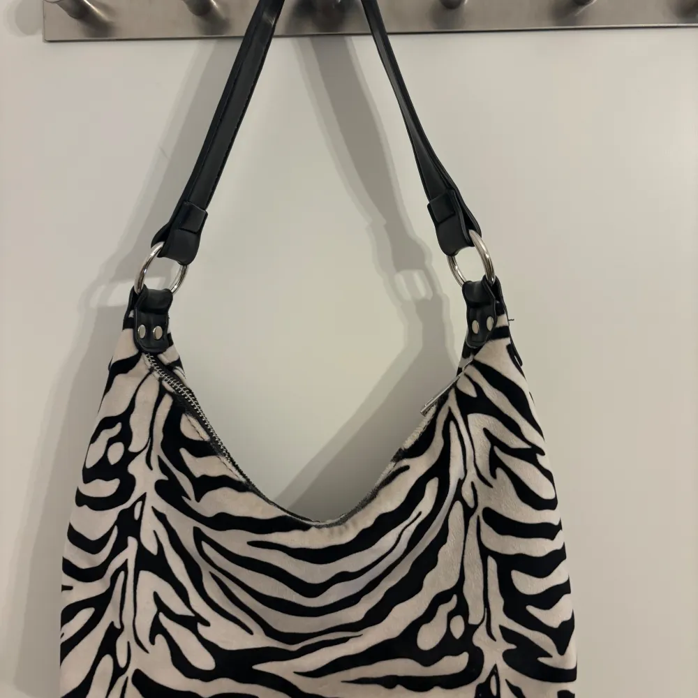 Snygg handväska med zebra mönster. Har silverdetaljer.❤️. Asusteet.