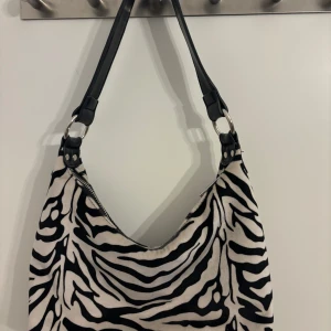 Handväska  - Snygg handväska med zebra mönster. Har silverdetaljer.❤️