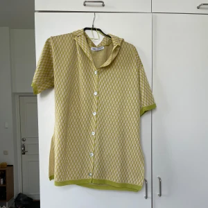 Klänning Zara - Stickad i polyester  Kort skjortklänning så får ha byxor/cyckelshorts till