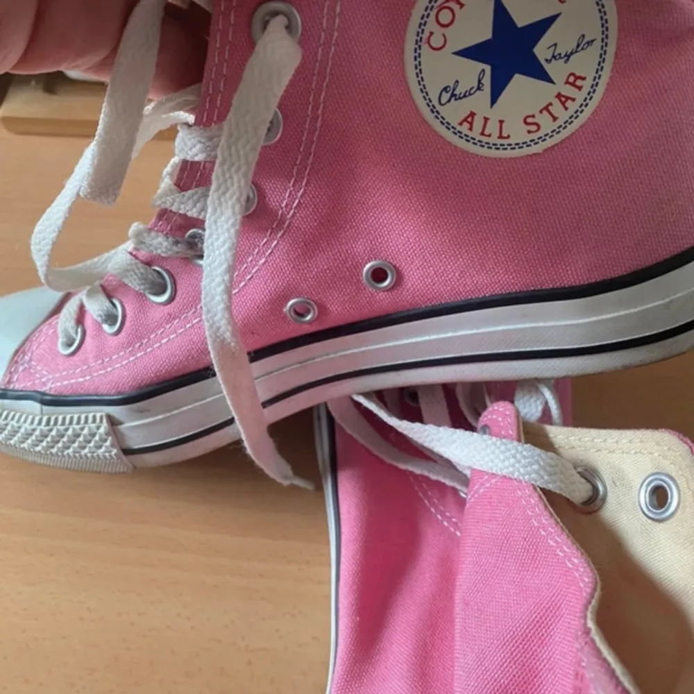 Rosa Converse helt nya.  Pga för små. Storlek 40. Skor.