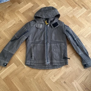 Parajumper  jacka - Säljer nu denna väldigt sällsynta parajumperjacka med inspo från teckwear och militären. Jackan är otroligt unik och slutsåld överallt. Jackan kostade 4500kr og säljs nu endast för 1500! Vid mer frågor dma! Men 