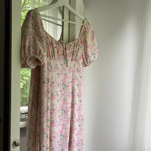 Fin sommarklänning  - En jätte fin blommig sommarklänning från bikbok, den har en dragkedja på sidan och är liiite för lång för mig som är 166cm. Storlek xs, men passar s. Skriv om du vill ha mer bilder med den på 💕