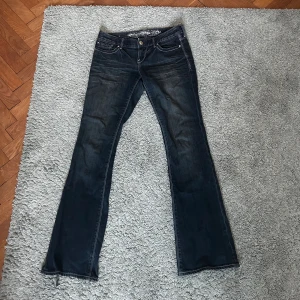 y2k lowrise jeans - coola jeans köpta i los angeles! lite slitna längst ner då de är för långa på mig. 