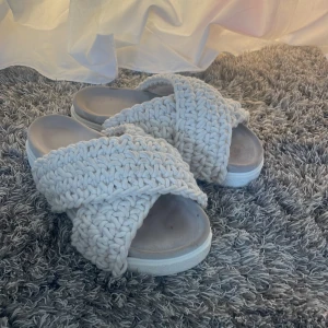 Tofflor  - Intressekoll på mina Inuikii tofflor!💕 texten vid hälen är typ borta men annars ser tofflorna bra ut. Kom med prisförslag, säljer helst inte under 1900💗