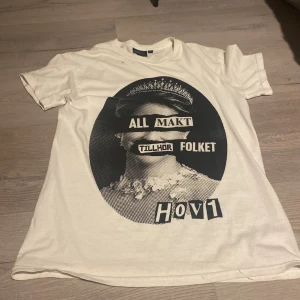 En t shirt från hov1  - Säljer denna hov1 t shirt då jag inte är ett lika stort fan längre, använt 2 gånger och inte en ända fläck på den, köptes för ca 350kr så säljer den för 250kr! Köpare står för frakten