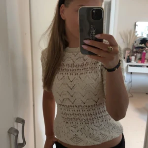 Zara topp - Säljer denna jätte fina virkade topp ifrån zara som jag köpte i våras, den är använd några få gånger och är i bra skick💕