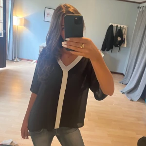 Söt blus  - Säljer denna blusen då den inte kommer till användning! Står S i tröjan men skulle säga att den är M/L💕