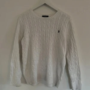 Ralph lauren tröja  - Säljer nu min oanvända ralph lauren tröja som är i det bästa möjliga skicket. Tröjan är storlek xl i barnmodell vilket innebär att den sitter perfekt på dig som är mellan 165-175. Tveka inte att höra av dig vid intresse. Mvh   