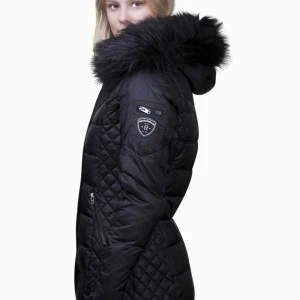 Jacka från Rockandblue  - Jättefin svart jacka från rock and blue. Kragen är av äkta päls. Jackan är helsvart och väldigt fin. Den är i helt ny skick. 