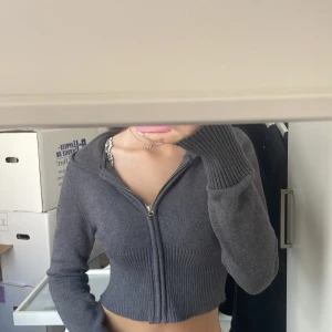 Zip tröja - Jättefin ziptröja från Gina, knappast använd så är i jättebra skick! Pris kan diskuteras 🥰