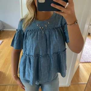 Denim blus - Så fin blus i ”denim”, från Gap kids storlek xxl men passar någon som har S/M💞