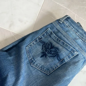 snygga jeans  - skit snygga blå lowwaist bootcut jeans köpta här på plick, midja 33x2 och innerben 70cm super fina jeans inför hösten köptes för 380! 💞
