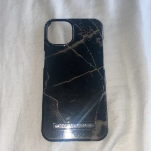 Ideal of sweden skal marmor svart - iPhone 13 skal som har använts ca 2 gånger Den har små skador men säljer dem billigare pågrund av skadorna.  