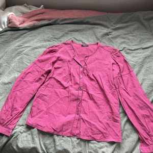 Filippa K blus  - Aldrig använd, storlek M men skulle säga att den skulle passa S - Xs.