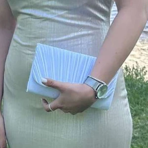 Balväska  - Balväska Sliver färg! Endast använd en kväll, i nyskick!