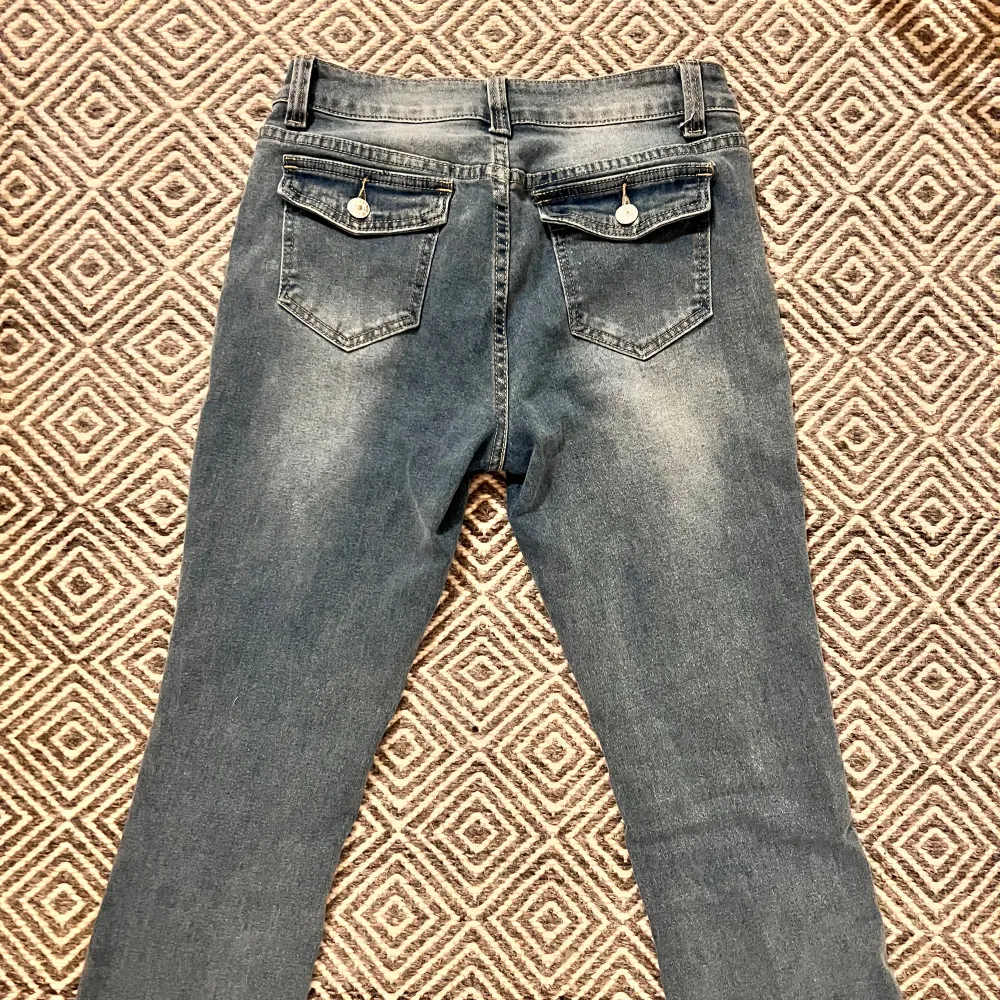 Säljer dessa low waist bootcut jeans med fickor baktill som jag köpt begagnat i strl M men sitter som S!  Oanvända i bra skick! . Jeans & Byxor.