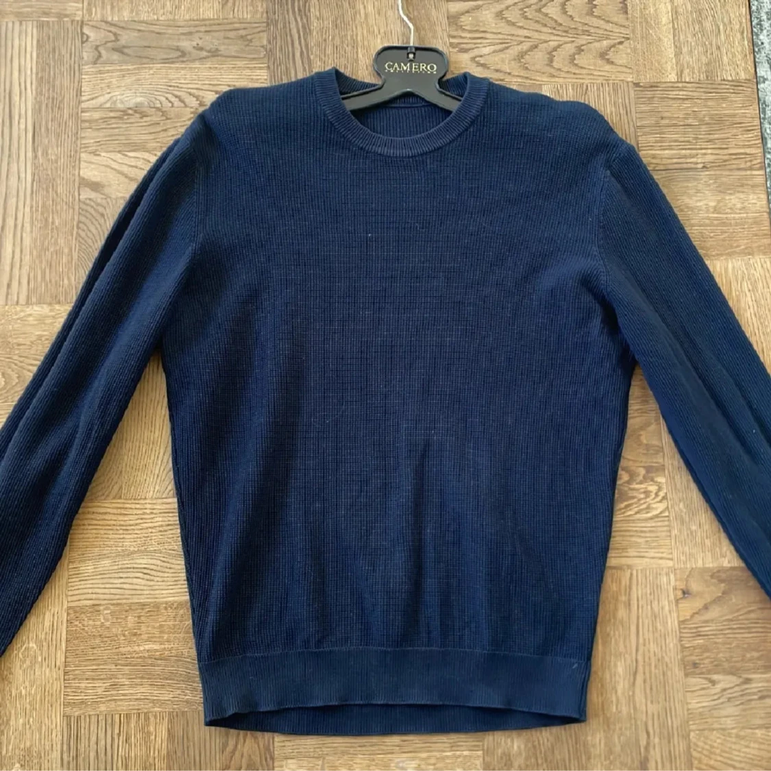 Marin blå stickad tröja 