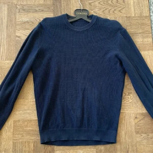 Marin blå stickad tröja  - Säljer nu min marinblå stickade tröja från zara för 179kr.  Skick 9/10, Storlek S. Hör av dig om fler frågor!