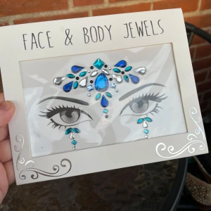 Face and body jewels. Smycken för ansikte och kropp - Se bild. Oanvänt förstås!