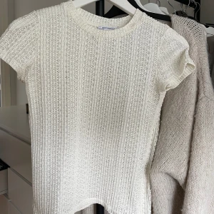 Spets t-shirt zara - Vit spets t-shirt från Zara! Storlek S, väldigt fint skick!💗