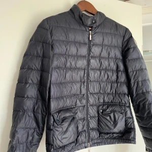 Moncler jacka - Säljer min moncler jacka i storlek 34. Passar storlek S och M. 