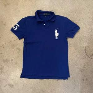 Ralph Lauren piké  - Hej! Säljer denna roligt snygga RL piken i strl M. Piken är i mycket bra men använt skick. Säljes för endast 399 kr! Hör av er om ni har några frågor eller funderingar!