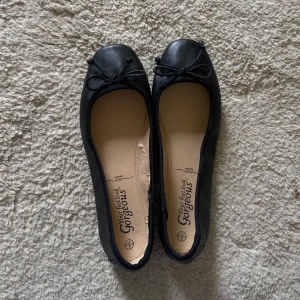Ballerina skor - Säljer dessa ballerinaskor! Storlek 27-38 säljer för 120!❤️