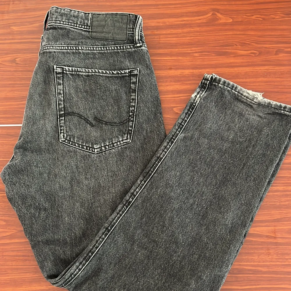 Säljer dessa mörk gråa loose fit jeans från Jack & Jones eftersom de är för stora på mig, använt en säsong. Skick 7/10. Lite sliten som man ser på sista bilden annars är den hel i helheten. . Jeans & Byxor.