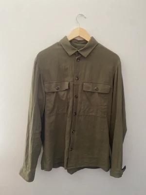 Overshirt - Stilren overshirt från SOLID. Använd 2 gånger och säljs pga den blivit liggandes. Hör av er vid andra frågor. MVH// VALENCO🍾