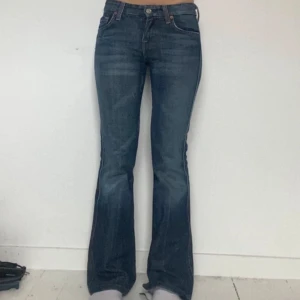 Lågmidjade jeans - Jätte snygga lågmidjade bootcut jeans som tyvärr var för liten för mig. Midjemått är ca 37 cm rakt över, innerbenslängds 74 cm❤️