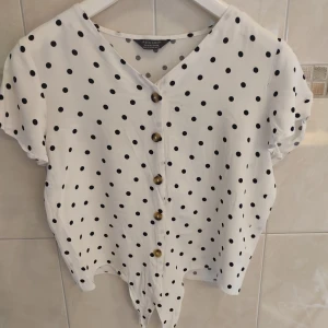 Svart/vit blus, topp - Prickig topp/blus som jag tyvärr är för liten nu