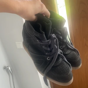 Isabel marant liknande kilklackar  - Supersnygga Isabel marant liknande kilklackar i bra skick. Gråa. 