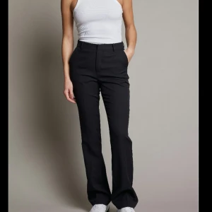 Bikbok kostymbyxor - Säljer dessa jättefina högmidjade kostymbyxor från bikbok som är ungrfär 1 år gamla men säljs fortfarande. Nypris 499kr. 💓 Pris kan förhandlas. midjemått rakt över är 36 💕