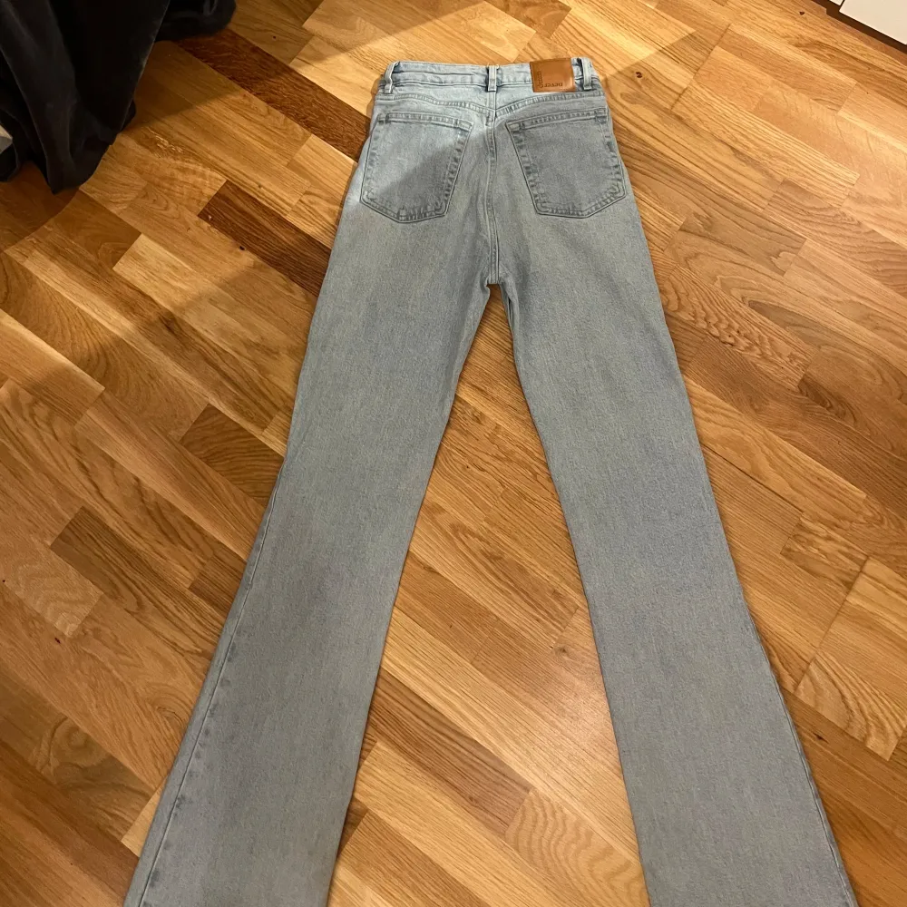 Bra skick endast använda några få gånger, lite slitna längst ner men annars inget synligt. Lite långa för mig som är 165. . Jeans & Byxor.