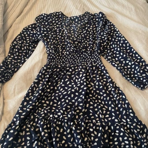 Blå klänning - Marinblå kort klänning köpt i Spanien på marknad. Använt fåtal gånger. 