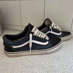 Vans  - Vans i en riktigt fet färg kombination använda men i bra skick vid minsta fråga bara hör av dig 