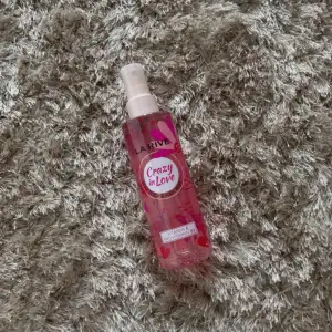 Säljer en superfin parfym från La Rive som heter Crazy in Love. Flaskan är rosa med ett hjärtmönster och har en praktisk sprayfunktion. Perfekt för att fräscha upp sig under dagen! Flaskan rymmer 200 ml (6.7 fl oz).