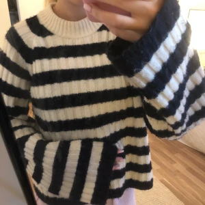 Supermysig stickad tröja!💕 - Superskön stickad tröja köpt på hm. Perfekt nu till hösten. Använt fåtal gånger. Storlek S men passar även XS  eller M. Väldigt fint material. Kontakta mig privat för frågor eller liknande!
