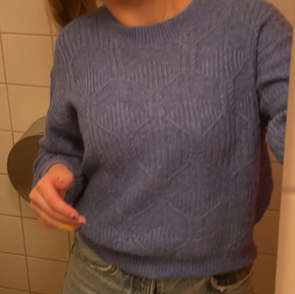 Säljer min jätte fina stickade tröja från esprit, den är verkligen i jätte bra skick och endast anvönd ett fåtal gånger. Säljer för den aldrig kommer tlll användning. Köpt för 800. Neuletakit & Villapaidat.