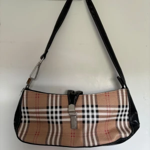 Liten väska  - Såå snygg Calvin Klein väska som är köpt vintage så den har använts mycket och har lite slitningar men funkar fortfarande jättebra att använda  Den är även väldigt rymlig för att vara så pass liten 